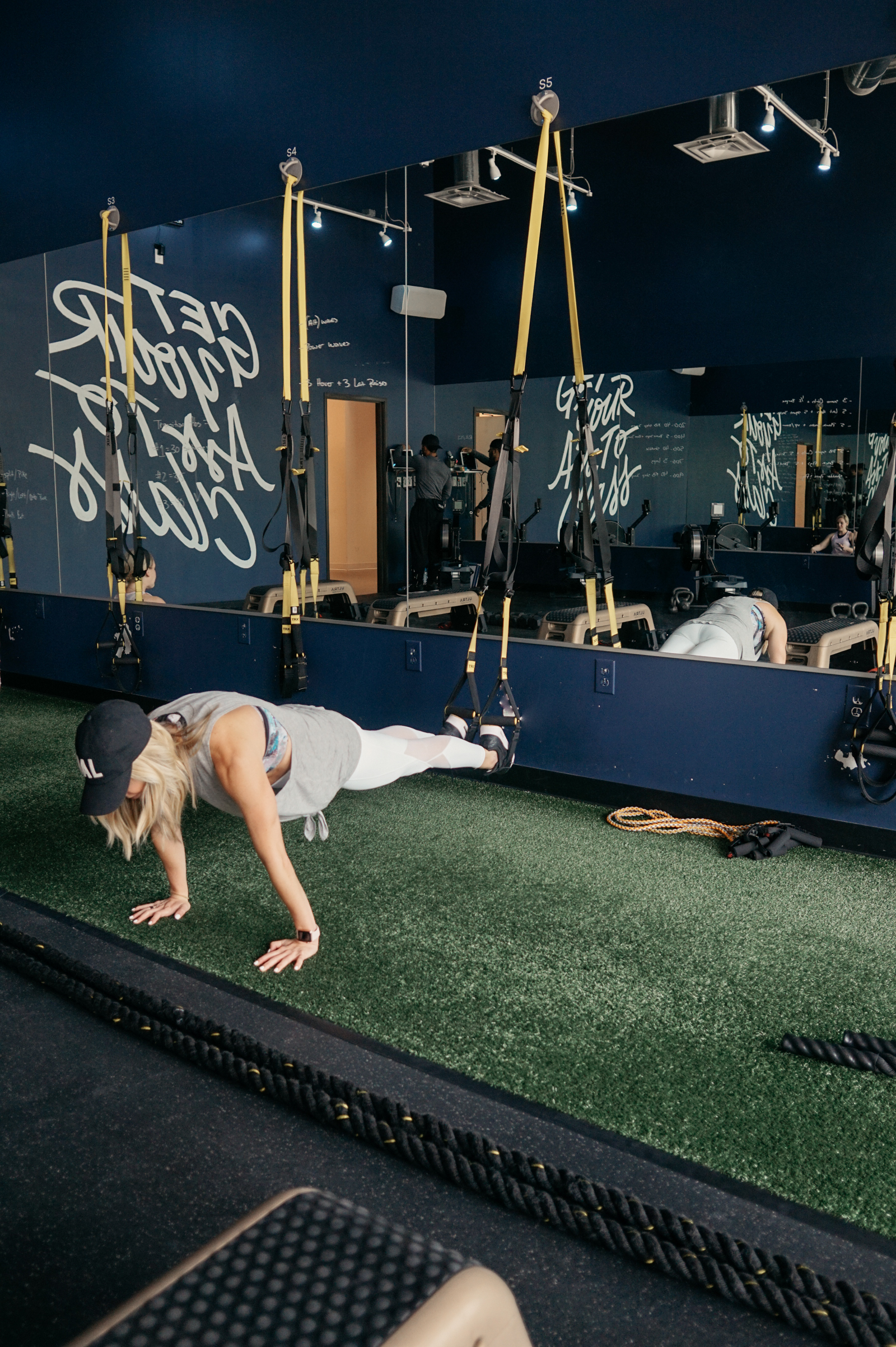 woman doing pushups in CLASS STUDIOS on dallas summer 2018